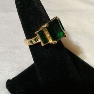 Gold tone and lab created emerald sz 6 NWT (sku 298)